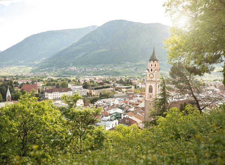 Ausblick Meran mit der Stadtpfarrkirche St. Nikolaus