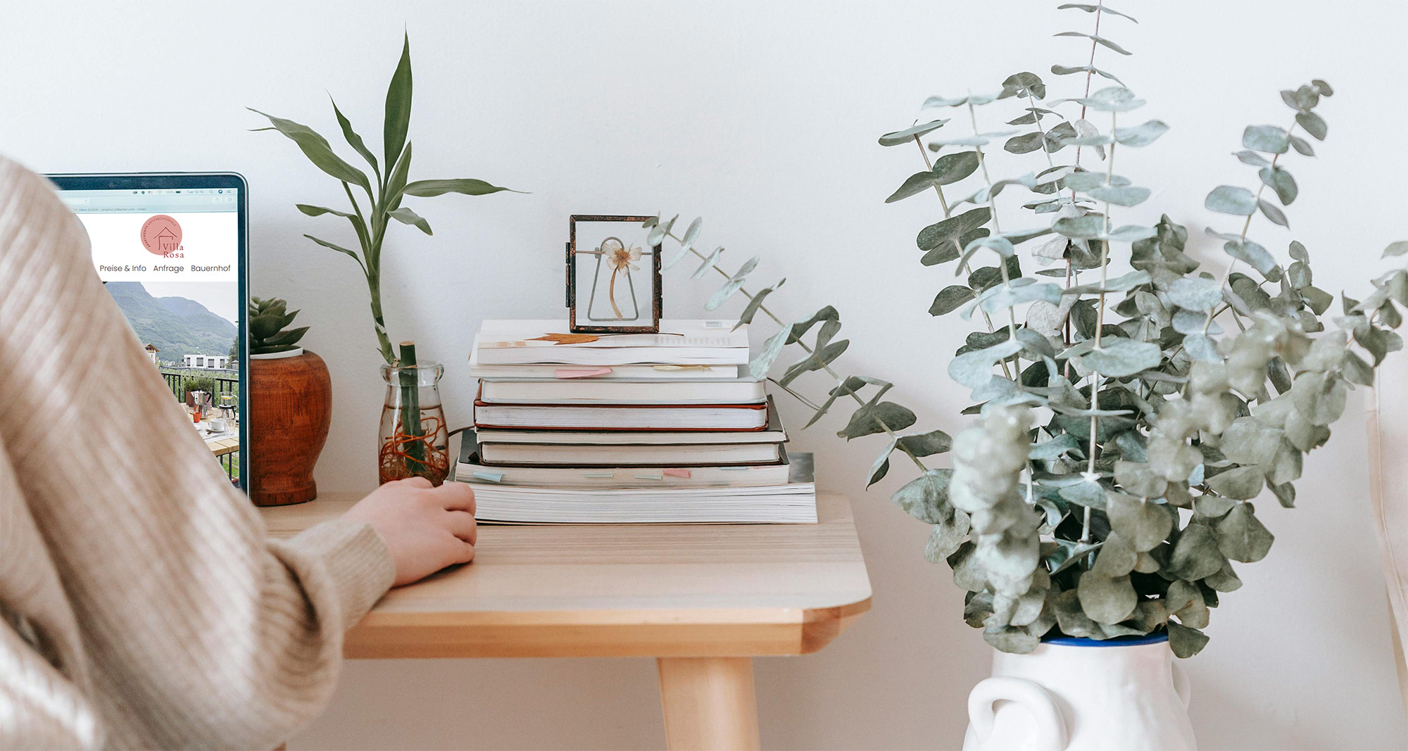 Frau am Schreibtisch